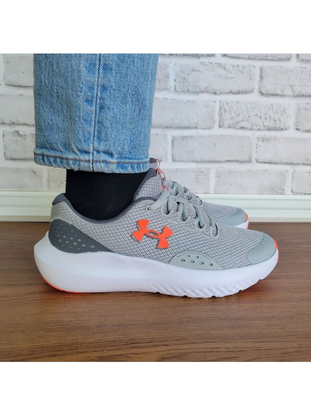 ✨Under Armour Surge 4 Sz 5.5Y Big Kids Shoes Sneakers Grey/White 3027103-100